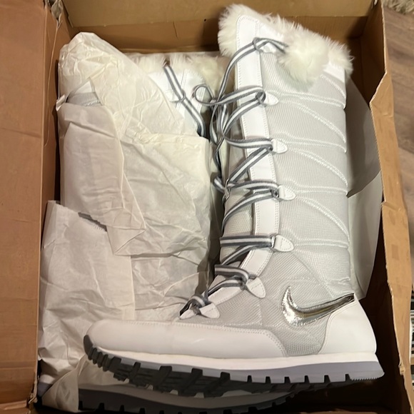 Nike Shoes - Brand new with tags Nike women's winter high 3 boot